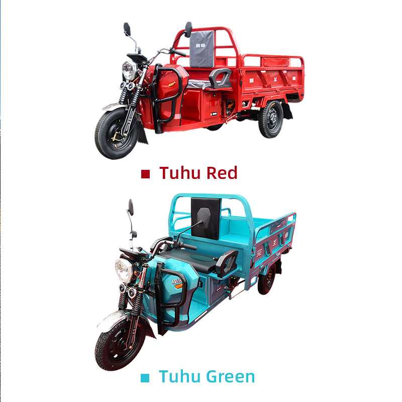 How does the battery pack arrangement of an electric freight tricycle affect the vehicle's center of gravity and driving stability?